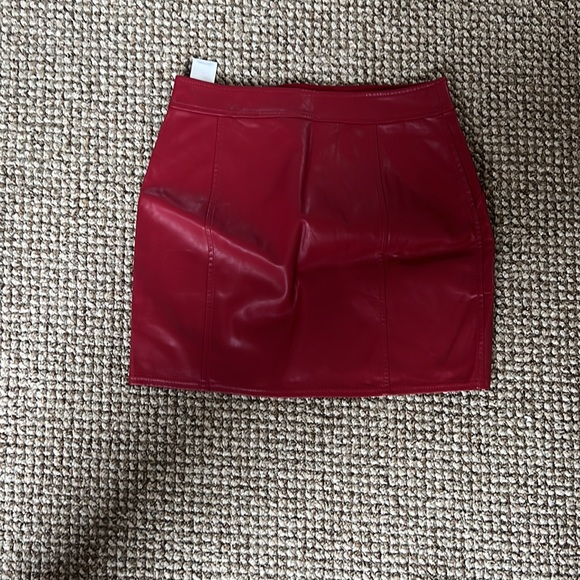 Express red leather skirt - Picture 4 of 4